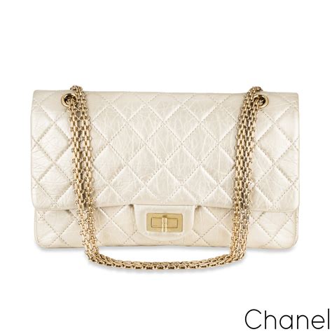 chanel 圆饼|The Ultimate Guide to the Chanel 2.55 Reissue Flap.